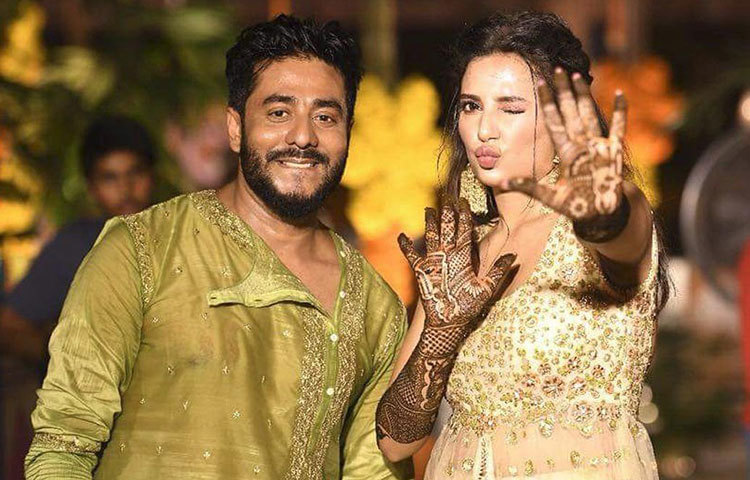 সন্ধ্যা থেকে শুরু হয়ে যায় জমকালো সঙ্গীতের অনুষ্ঠান। উজ্জ্বল পাঞ্জাবি-কুর্তায় সেজেছিলেন রাজ। শুভশ্রীর পরনে ছিল পূজা প্রসাদের ডিজাইন করা সোনালি রঙা লেহেঙ্গা।