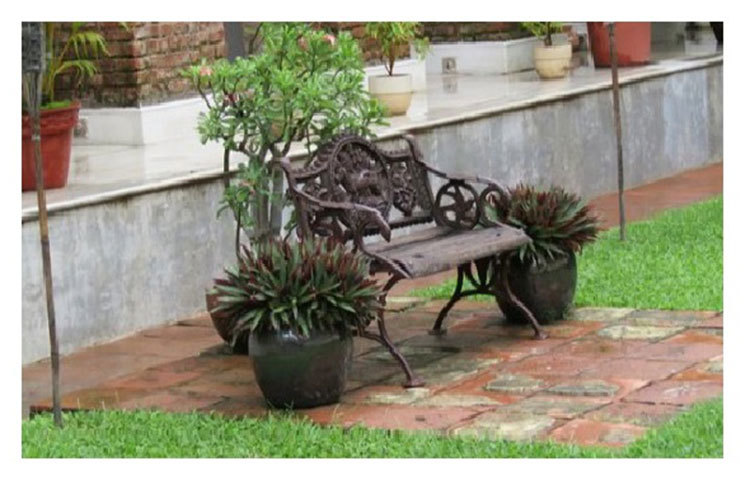 দক্ষিণী কলকাতার টালিগঞ্জ রোডেও রয়েছে বাওয়ালিদের দুটি রাসমন্দির। যার মধ্যে একটি বড় রাসমন্দির ও অন্যটি ছোট রাসমন্দির বলেই পরিচিত।