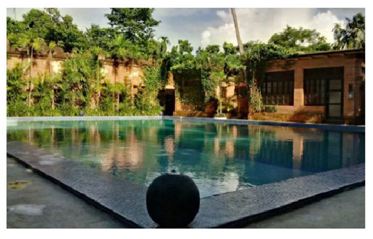 বছরের বিভিন্ন সময় পর্যটকরাও এই রাজবাড়িতে গিয়ে থাকেন। রাজবাড়ির ৪টি ঘর রাখা রয়েছে পর্যটকদের জন্য। যার দিন প্রতি ভাড়া প্রায় ৭,৫০০ টাকা।