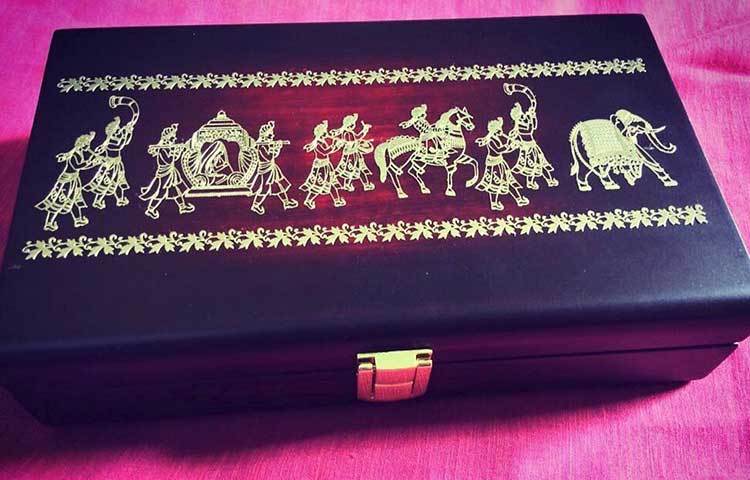 ঠিক এমন ডিজাইনার বক্সে করে ইতিমধ্যেই বিয়ের আমন্ত্রণ পত্র যেতে শুরু করেছে টালি পাড়ার তারকাদের কাছে। আগামী ১১মে হবে এই বিয়ে।