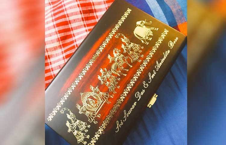 প্রতিটি বক্সের ওপর লেখা থাকছে নিমন্ত্রিতের নাম। এই কার্ডটি পেয়েছেন অভিনেতা সৌরভ দাশ এবং অভিনেত্রী অনিন্দিতা বসু। এই কার্ড তৈরির পিছনে অনিন্দিতার একটি বিশেষ ভূমিকা রয়েছে।