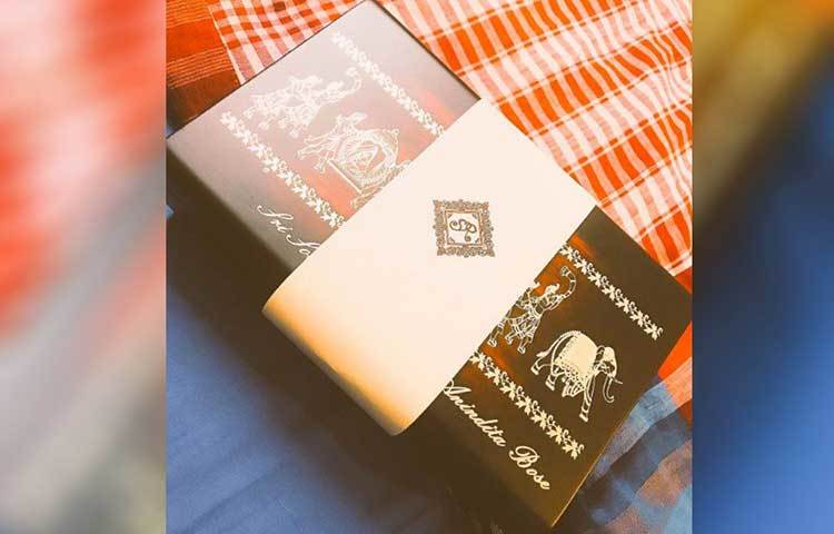 অনিন্দিতার কথায়, ‘‘কার্ডের ওপরে ‘এসআর’-এর লোগো আমি ডিজাইন করেছি।
