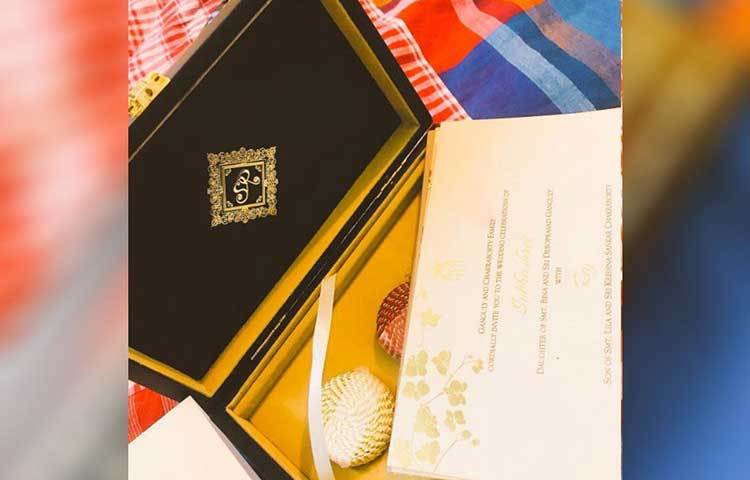 কার্ড তৈরির ক্ষেত্রে সাবেকি ডিজাইন পছন্দ দম্পতির।