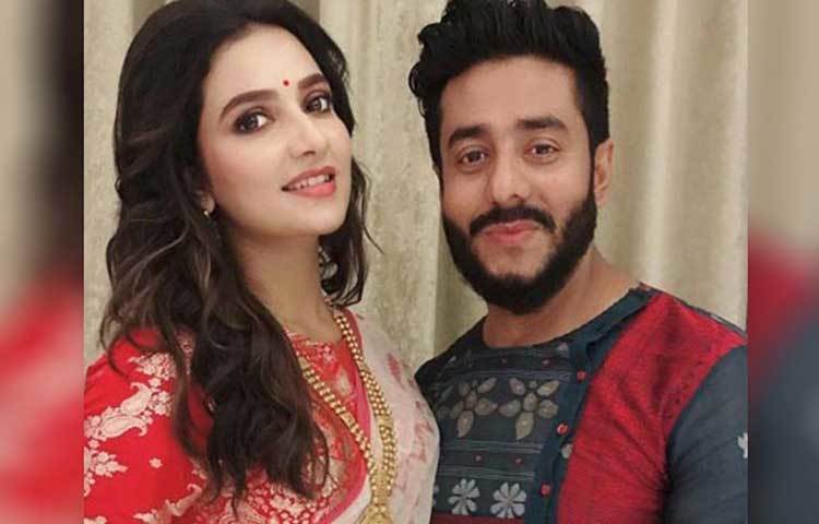 শুভশ্রী আগেই জানিয়েছিলেন, লাল বেনারসি, সোনার গয়না, চন্দনে সেজে বিয়ের পিঁড়িতে বসবেন তিনি। রাজও সাজবেন সাবেকি সাজে। সব মিলিয়ে উত্তেজনার পারদ চড়ছে অনুরাগীদের মধ্যে।