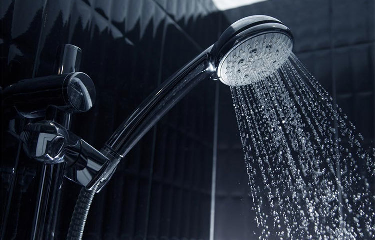 অনেকে মনে করেন গরম পানিতে গোসল করলে শরীর ভালো থাকে। কিন্তু সরাসরি গরম পানি শরীরের জন্য ক্ষতিকর। ত্বকের ক্ষতি হয়। শুধু তাই নয়, গরম জল ত্বকের স্বাভাবিক নমনীয়তা নষ্ট করে।