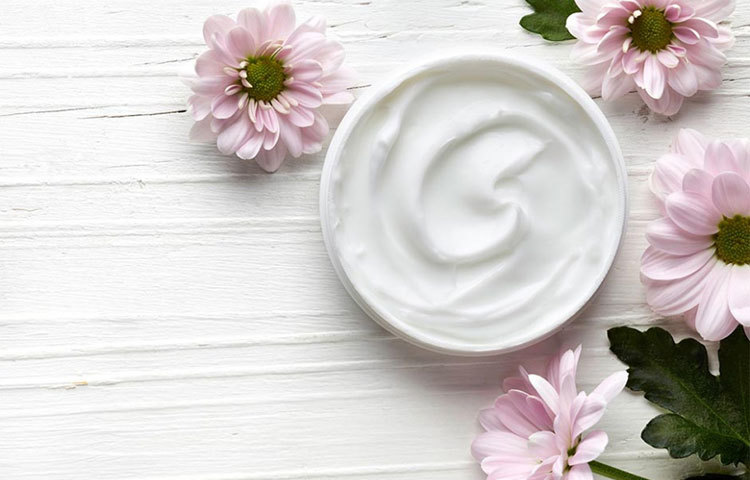 ময়েশ্চারাইজার ব্যবহার পদ্ধতি মেনে চলুন। সেটি শরীরে লাগানোর কতক্ষণের মধ্যে ধুয়ে নিতে হবে, সেটিও অনুসরণ করুন। প্রয়োজনে বিশেষজ্ঞের পরামর্শ নিন।