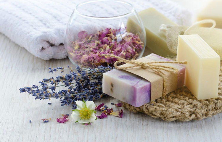 সাবান ব্যবহার করার আগে জেনে নিন, আপনার ত্বক কেমন প্রকৃতির। সেই মতো সাবান ব্যবহার করুন।