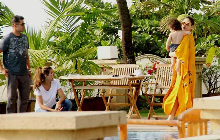 গরমে অতিষ্ঠ হয়ে খালি গায়ে মা কারিনা কাপুরের সঙ্গে ঘুরতে বের হয়েছে তৈমুর।