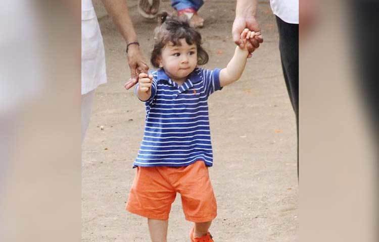 মহারাষ্ট্রের ‘মেহবুব স্টুডিও’তে-মায়ের সঙ্গে ছোট্ট তৈমুর।