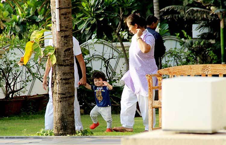 ক্যামেরা দেখেই হাসি মুখে পোজ দিতে শুরু করে কারিনার ছেলে তৈমুর।