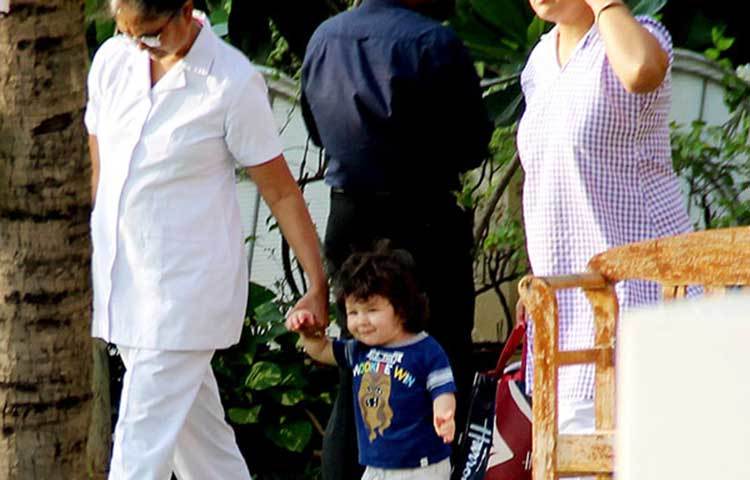 বাগানের মধ্যে হাঁটতেও দেখা যায় তৈমুরকে।