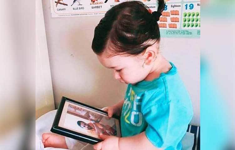 সাইফ আলি খানের ছবি দেখছে তৈমুর।