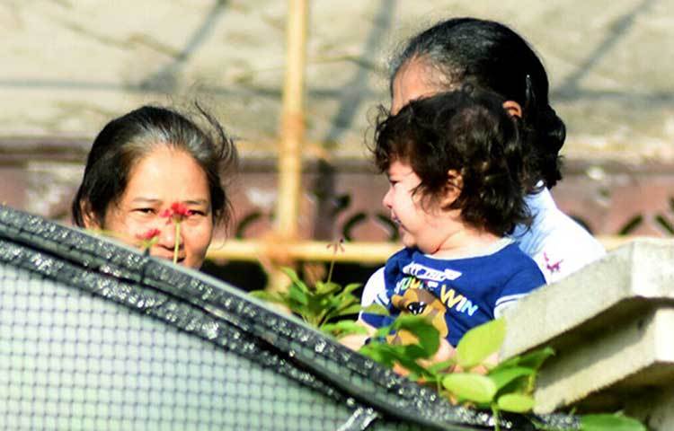 ফুল দেখে মুখে হাসি তৈমুরের।