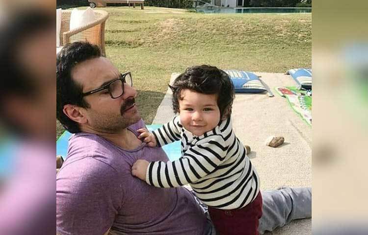 বাবার সঙ্গে খেলায় ব্যস্ত তৈমুর।