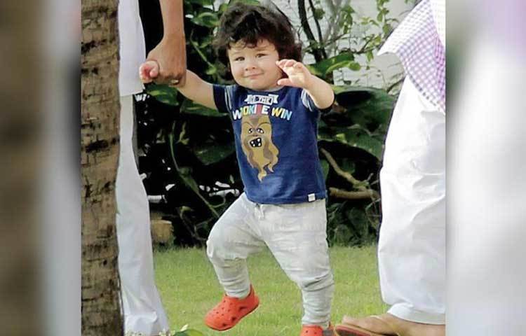 সোশ্যাল মিডিয়ায় ভাইরাল হয়ে গিয়েছে তৈমুরের বিভিন্ন ছবি।