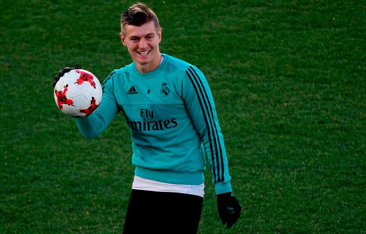 টনি ক্রুস হলেন একজন জার্মানি ফুটবলার। তিনি মধ্যভাগের আক্রমণাত্মক খেলোয়াড় হিসেবে জার্মানের বুন্দেসলিগায় বায়ার্ন মিউনিখ এবং জার্মানি জাতীয় ফুটবল দল এর হয়ে খেলেন। তিনি ১৯৯০ সালের ৪ জানুয়ারি জন্মগ্রহণ করেন। বর্তমানে রিয়াল মাদ্রিদের হয়ে খেলছেন।