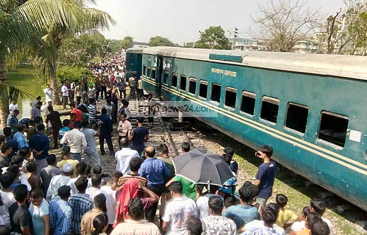 গাজীপুরের টঙ্গীতে ঢাকাগামী জামালপুর কমিউটার ট্রেন দুর্ঘটনায় নিহত সংখ্যা বেড়ে পাঁচজন হয়েছে। ছবি : বিপ্লব দিক্ষিৎ