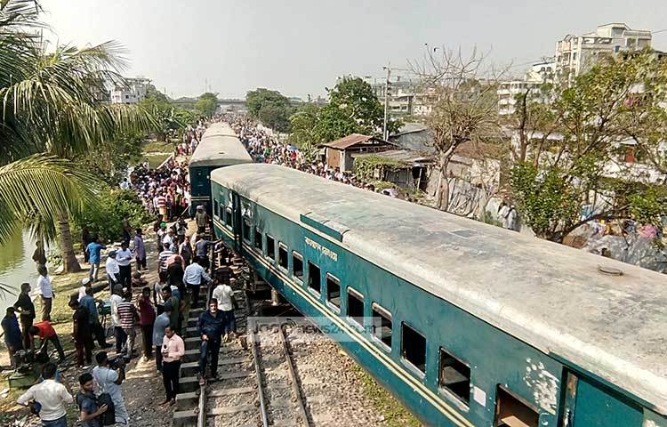 ঘটনাস্থলে চারজন এবং ঢাকা মেডিকেল কলেজ (ঢামেক) হাসপাতালে নেয়ার পর আরও একজনের মৃত্যু হয়েছে। এছাড়া একই ঘটনায় আরও অর্ধশতাধিক আহত হয়েছেন। ছবি : বিপ্লব দিক্ষিৎ