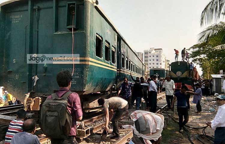 ট্রেনটির একটি বগি লাইনে উঠানোর চেষ্টা চলছে। ছবি : বিপ্লব দিক্ষিৎ