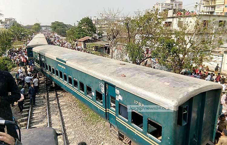 রোববার দুপুর পৌনে ১২টার দিকে টঙ্গী রেল স্টেশনের কাছে এ দুর্ঘটনা ঘটে। ছবি : বিপ্লব দিক্ষিৎ