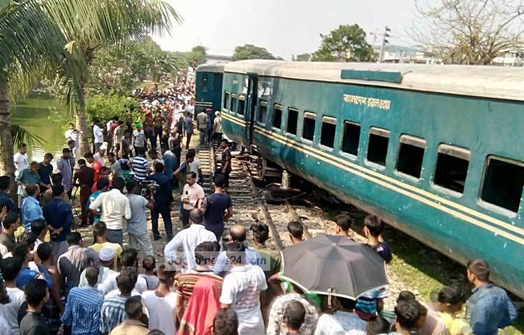 ট্রেন দুর্ঘটনা দেখতে আসা কৌতূহলী জনতার ভিড়। ছবি : বিপ্লব দিক্ষিৎ