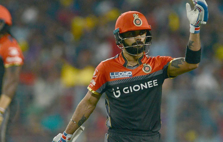 বিরাট কোহলি : তালিকার পাঁচ নম্বরে রয়েছেন রয়্যাল চ্যালেঞ্জার্স ব্যাঙ্গালুরুর অধিনায়ক বিরাট কোহলি। ১৪১ ইনিংসে ১৬০টি ওভার বাউন্ডারি মেরেছেন তিনি। স্ট্রাইক রেট প্রায় ১৩০।