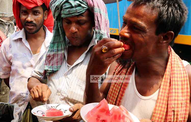 প্রতি পিস কাটা তরমুজ বিক্রি করছে ১০ টাকা থেকে ২০ টাকা। ছবি : বিপ্লব দিক্ষিৎ