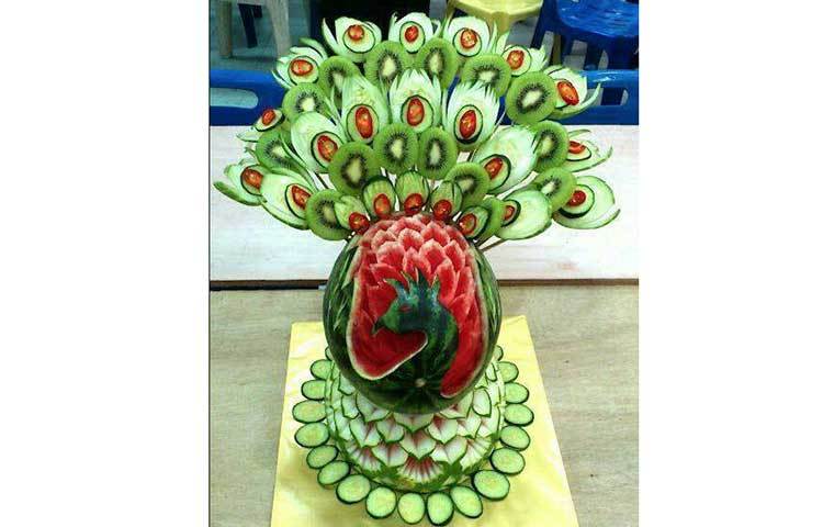 তরমুজ দিয়ে ময়ূর বানানো হয়েছে।