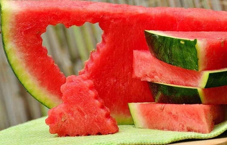 তরমুজে রয়েছে ৯২ শতাংশ জলীয় উপাদান যা শরীরের প্রয়োজনীয় জলের চাহিদা পূরণ করে। ফাইবার সমৃদ্ধ তরমুজে রয়েছে ভিটামিন এ, বি৬, সি, এবং খনিজ উপাদান পটাসিয়াম যা রোগ প্রতিরোধ করে, ওজন কমাতেও সাহায্য করে। এগুলো হল তরমুজ খাওয়ার সুফল। এ বার দেখে নিন বেশি তরমুজ খেলে কী হতে পারে।