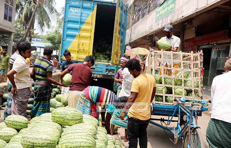 শহরের বিভিন্ন স্থানে এসব তরমুজ গাড়িতে করে নিয়ে যাওয়া হচ্ছে। ছবি : বিপ্লব দিক্ষিৎ