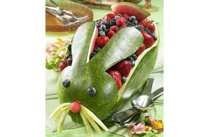 এ তরমুজটি দিয়ে যেন সত্যিকারের খরগোস বানানো হয়েছে।