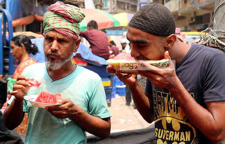 তরমুজ খেয়ে প্রশান্তি লাভ করছেন শহরের কর্মজীবী মানুষ। ছবি : বিপ্লব দিক্ষিৎ