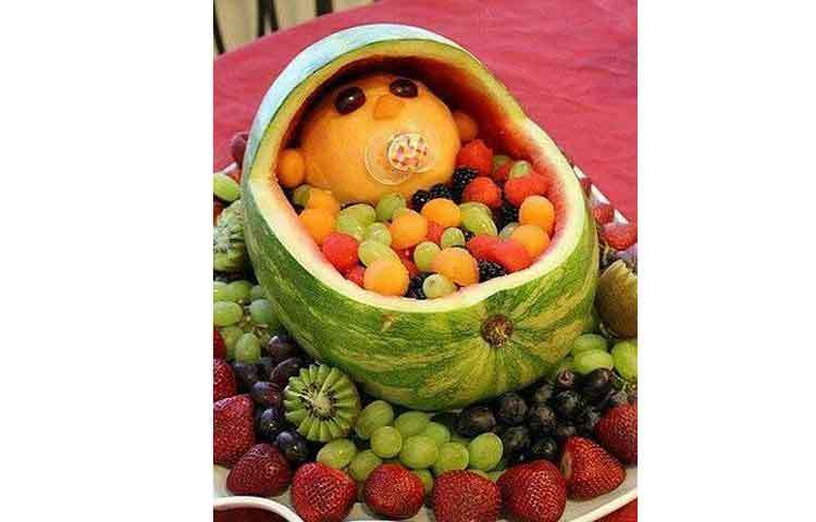 একটি শিশুকে তরমুজের ঘুম পাড়িয়ে রাখা হয়েছে।