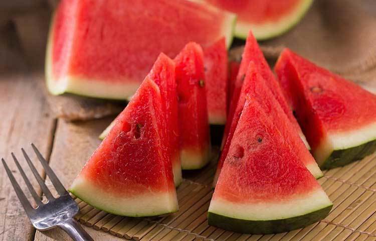 লাইকোপিন নামক রাসায়নিকের কারণে তরমুজের রং উজ্জ্বল ও গাঢ় হয়। লাইকোপিন এক প্রকার অ্যান্টিঅক্সিডেন্ট যা অধিক মাত্রায় শরীরে গেলে পেটের নানা সমস্যা হতে পারে। হজমের সমস্যাও দেখা দিতে পারে।