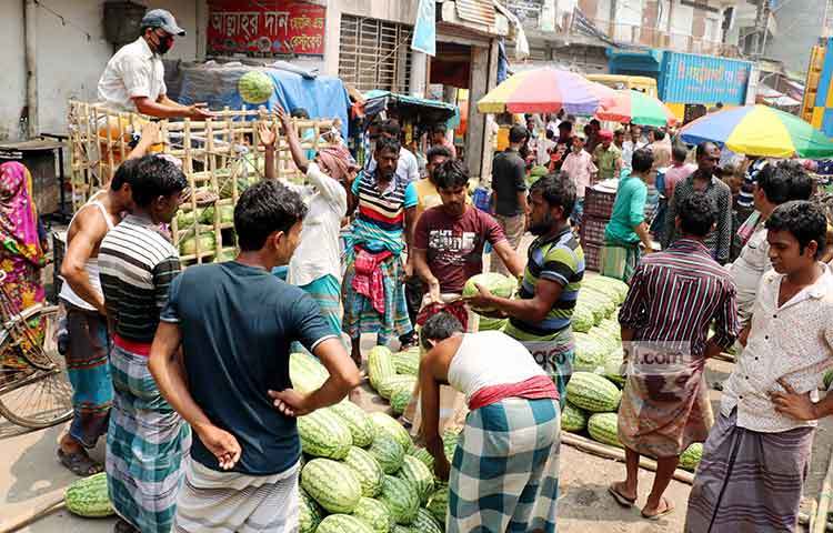 খুচরা বিক্রেতারা তরমুজ বিক্রি করছে। ছবি : বিপ্লব দিক্ষিৎ