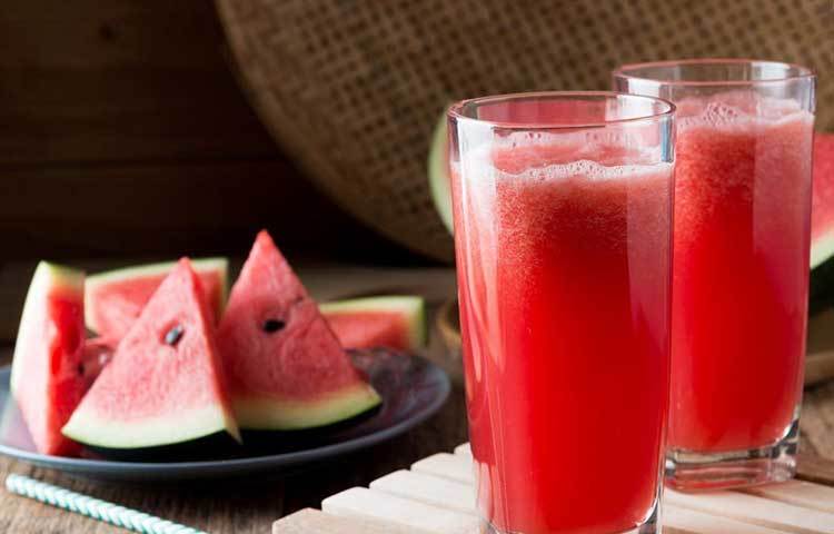 বিশেষজ্ঞরা জানাচ্ছেন, অতিরিক্ত তরমুজ খেলে শরীরে জলীয় উপাদান অনেক বেড়ে যায়। ‘ওভার-হাইড্রেশন’-এর ফলে কিডনির নানা সমস্যা দেখা দিতে পারে। শরীরও অনেক দুর্বল হয়ে যায়।