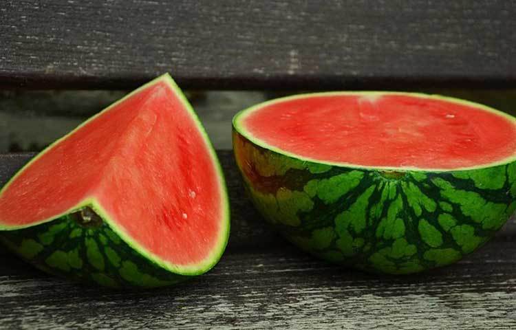 তরমুজে থাকে প্রচুর পরিমাণ পটাসিয়াম। এই খনিজ উপাদান আমাদের হার্ট ভাল রাখে, পেশী শক্তি বাড়ায়, হাড়ের গঠন মজবুত করে। কিন্তু, অতিরিক্ত পটাসিয়াম শরীরে গেলে হৃদরোগের ঝুঁকি বাড়ে, পালস রেট কমে যায়।