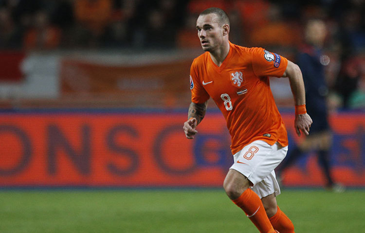 ওয়েসলি স্নেইডার : অ্যারিয়েন রোবেনের সমসাময়িক বিশ্বের অন্যতম সেরা আরেক ফুটবলার ছিলেন ওয়েসলি স্নেইডার। অ্যাটাকিং মিডফিল্ডার হিসেবে নিজের গ্রহণযোগ্যতা তিনি তুলে ধরেছেন বিশ্বব্যাপি। ২০১০ বিশ্বকাপে নেদারল্যান্ডসেক ফাইনালে তোলা কিংবা ২০১৪ বিশ্বকাপে দলকে তৃতীয় করার পেছনে অন্যতম অবদানও ছিল তার। তবে সেমিফাইনালের টাইব্রেকারে স্নেইডারের স্পট কিক ফিরিয়ে দিয়েছিলেন আর্জেন্টিনা গোলরক্ষক রোমেরো। ২০১৭ সালে এসে অবসরের ঘোষণা দেন এই ফুটবলার।