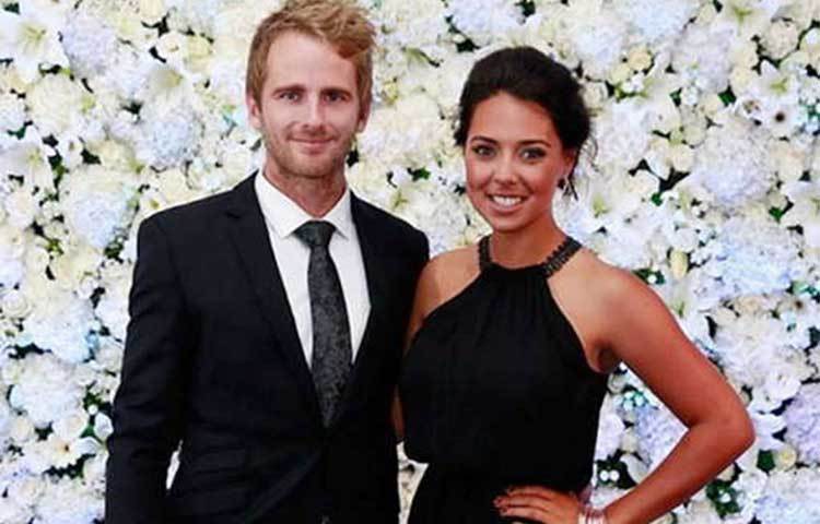 কেন উইলামসন তার রহস্যময়ী সঙ্গিনীর সঙ্গে। ইনি এতই রহস্যে থাকেন যে ওকে নিয়ে সবার জল্পনা তুঙ্গে।