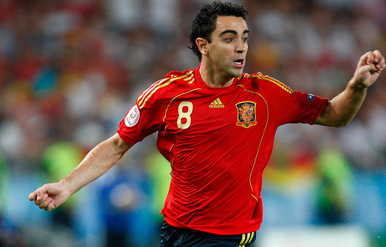 জাভি হার্নান্দেজ : ২০১০ বিশ্বকাপ বিজয়ী স্পেনের অন্যতম সেনানি। স্পেনের সোনালি প্রজন্মের অন্যতম সেরা প্রতিনিধি। ২০০৮ ইউরো থেকে শুরু করে ২০১২ ইউরো। মাঝে একটি বিশ্বকাপ জয়ে স্পেনকে উপহার দিয়েছেন একটি বিশ্বকাপ। জাভিকে শুধু স্পেনেরই নয়, সময়ে বিশ্বসেরা মিডফিল্ডারই ভাবা হতো। ২০১৪ বিশ্বকাপের পর অবসরে চলে গিয়েছেন বিশ্বজয়ী এই ফুটবলার। এবার নিশ্চয়ই স্পেন সমর্থকরা মিস করবেন তাকে।