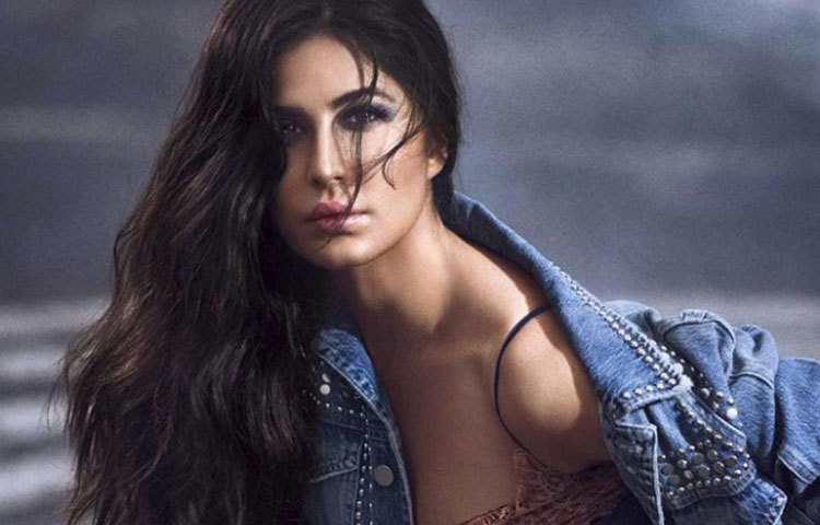 ক্যাটরিনা কাইফ : ২০০৩ সালে কিংফিশার ক্যালেন্ডারের জন্য ফটোশুট করেছিলেন ক্যাটরিনা কাইফ। তিনি তখনও বলিউডে জনপ্রিয় হননি। ওই বছরই তিনি ‘বুম’-এ প্রথম অভিনয় তার। ‘এক থা টাইগার’, ‘ধুম ৩’, ‘যব তক হ্যায় জান’-এর মতো হিট ফিল্ম রয়েছে তার ঝুলিতে।