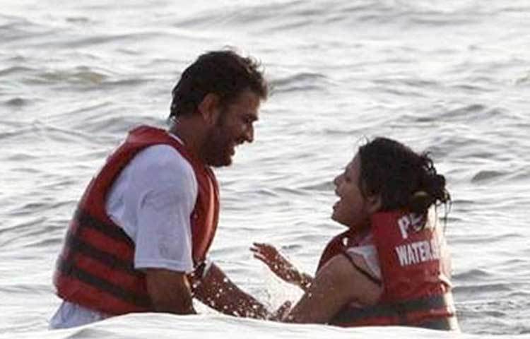 মহেন্দ্র সিংহ ধোনি-সাক্ষী : ২০১০ সালের জুলাই মাসে সাক্ষী রাওয়তকে বিয়ে করেন ‘ক্যাপ্টেন কুল’। রোমান্টিক হানিমুনের জন্য ওই বছরই নভেম্বরে গোয়া উড়ে যান যুগল। ওয়াটার স্পোর্টস থেকে ক্যান্ডেল লাইট ডিনার, সাক্ষী-মাহির মধুচন্দ্রিমাও ছিল একেবারে ‘কুল’।