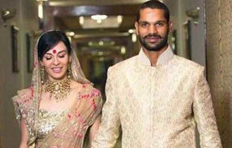 শিখর ধবন-আয়েষা : সোশাল মিডিয়ায় আলাপ এবং সেখান থেকেই প্রেম শিখর ধবন ও আয়েষা মুখোপাধ্যায়ের। পেশায় কিকবক্সার আয়েষা নিজেও স্পোর্টস খুবই পছন্দ করেন। বিয়ের পর মধুচন্দ্রিমা কাটাতে অস্ট্রেলিয়াকে বেছে নিয়েছিলেন এই যুগল।