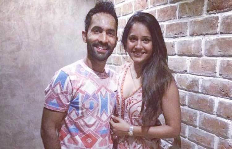 দীনেশ কার্তিক-দীপিকা : নিজেদের ‘লভ লাইভ’কে বরাবরই মিডিয়ার আড়ালে রেখেছিলেন দীনেশ-দীপিকা। ২০১৫ সালে স্কোয়াশ খেলোয়াড় দীপিকার সঙ্গে বিয়ে হয় দীনেশের। হানিমুনে মালদ্বীপে উড়ে গিয়েছিলেন এই যুগল।