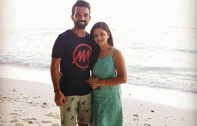 অজিঙ্ক রাহানে-রাধিকা : ২০১৪ সালে ছেলেবেলার বান্ধবী রাধিকা ধোপাভকরকে বিয়ে করেন অজিঙ্ক। রোমান্টিক হানিমুনের জন্য প্রকৃতির কোলে সাজানো ইন্দোনেশিয়ার বালিকে বেছে নিয়েছিলেন এই যুগল।