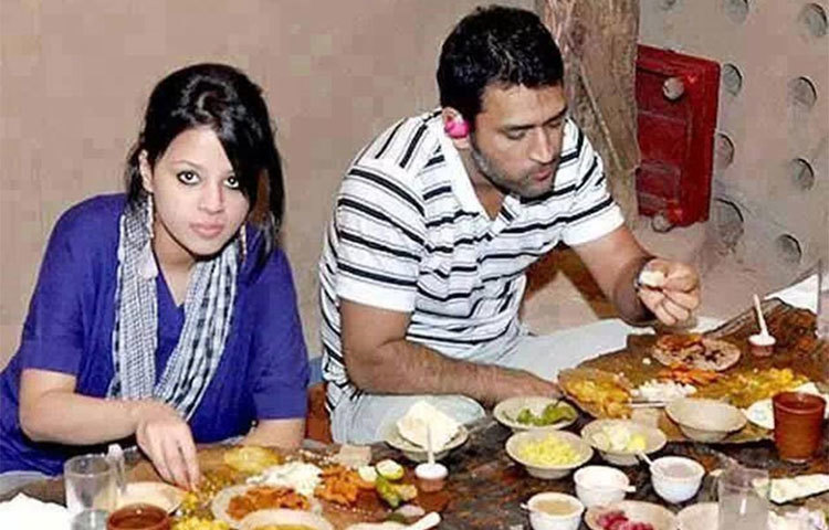 ডিনারে থাকে ভেজিটেবিল সালাদ, চাপাটি এবং সতেজ ফল।