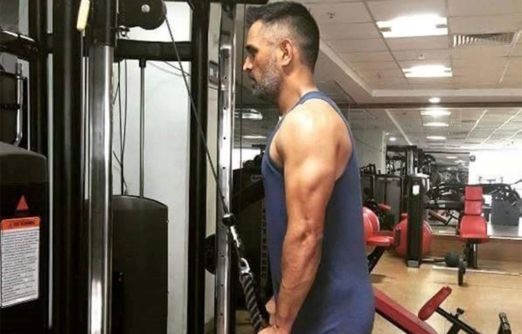 সবসময়ে জাঙ্ক ফুড এড়িয়ে চলেন ধোনি। বাড়ির বানানো খাবারই ধোনির পছন্দ। জিম করছেন ধোনি।