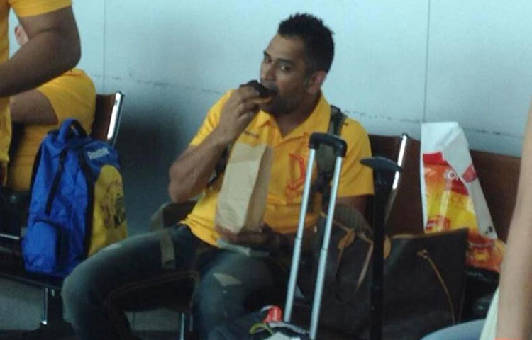 সকালে উঠেই ধোনি প্রথমে যোগা করেন। তার পর ব্রেকফাস্টে মন দেন তিনি।