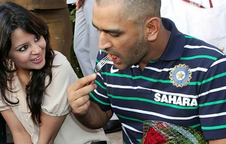 ব্রেকফাস্টে সতেজ ফল থাকে ধোনির ডায়েটে।