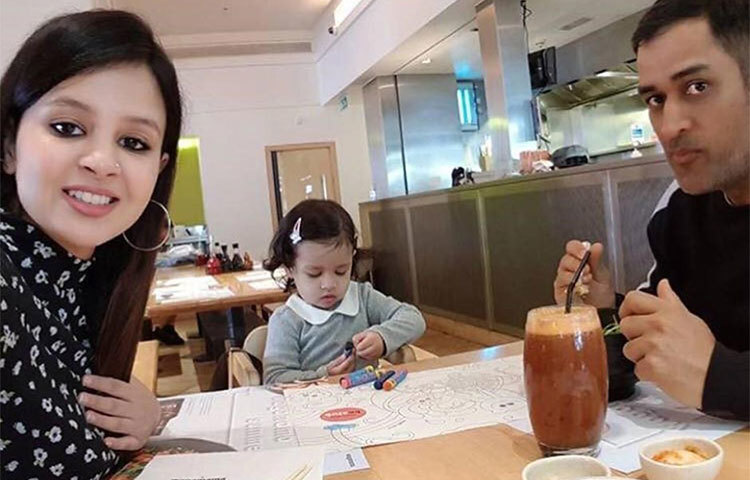 এছাড়াও ড্রাই ফ্রুটসের সঙ্গে এক গ্লাস দুধ পান করেন।